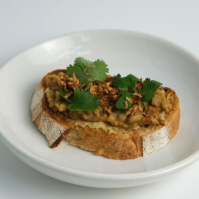 Брускетта с баклажаном и грибным кетчупом в Сойка Grand по цене 430 ₽