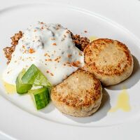 Котлета из курицы с гречкой и муссом из пармезана в Перчини на огне