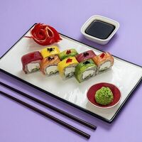 Ниджи-ролл с тунцом и лососем в ROLLS KING SUSHI KINGDOM