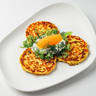 Оладьи из кабачков со взбитой сметаной и икрой щуки в Sadko по цене 718 ₽