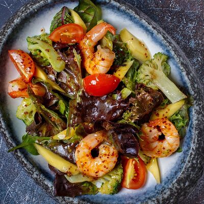 Салат с креветками, брокколи и манго в Макароны по цене 590 ₽