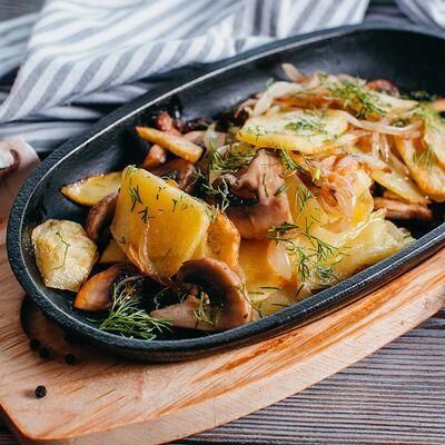 Картофель, жаренный с грибами Золотой ключик в Досытаевский по цене 370 ₽