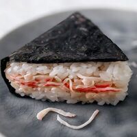 Онигири с крабом, соус Унаги, соус Сладкий чили в Woki