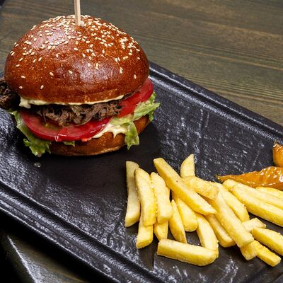 Бургер Папа может с рваной говядиной в Лаунж бар 6/20 по цене 770 ₽