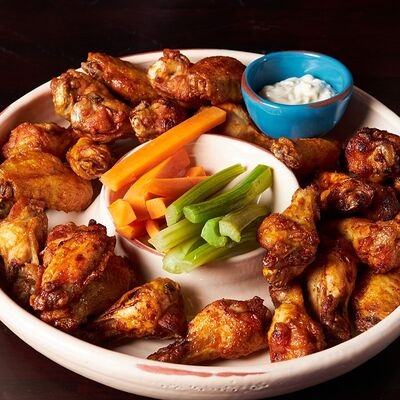 Куриные крылья Баффало в Lions Head по цене 2390 ₽