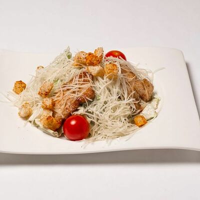 Цезарь с пикантной курицей в Мацони по цене 425 ₽