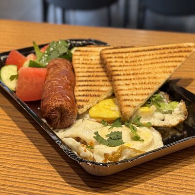 Глазунья с колбасками в Ками cafe club по цене 570 ₽