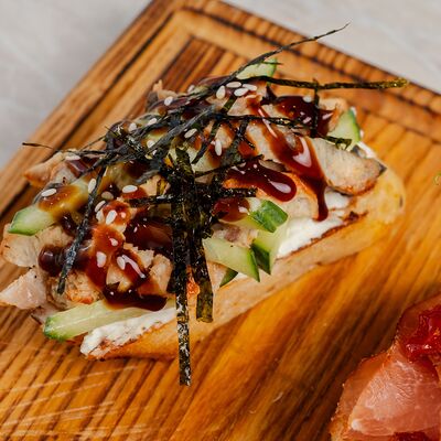 Брускетта с угрем, сливочным сыром и свежим огурцомв Лебовски Пицца и Боулинг по цене 250 ₽