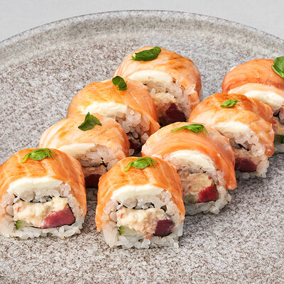 Королевский ролл с лососем в Gaijin по цене 1400 ₽