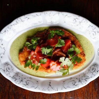 Шницель из цыпленка с томатами и соусом карри в Blackchops по цене 990 ₽