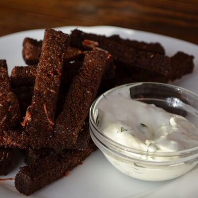 Гренки из ржаного хлеба с соусом в Хуторок по цене 330 ₽