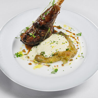 Голяшка ягненка с йогуртовым муссом в Sabor de la Vida по цене 2650 ₽