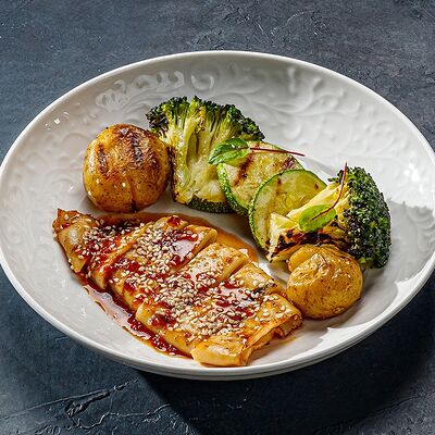 Кальмар на гриле с печеными овощами в Этажи по цене 699 ₽