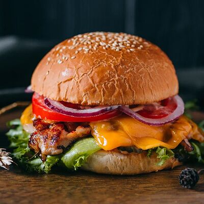 Бургер с курицей Эллочка-людоедка в Досытаевский по цене 410 ₽