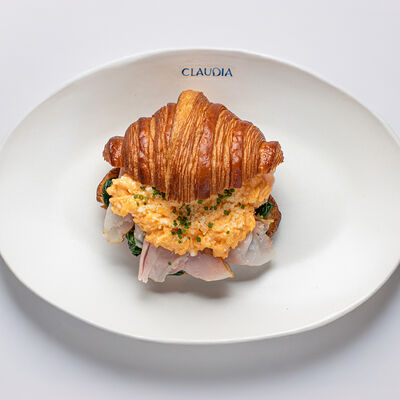 Круассан, тамбовский окорок, шпинат в Claudia по цене 770 ₽
