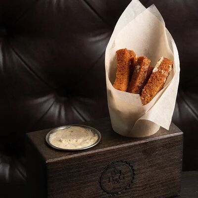 Ржаные гренки со сливочно-чесночным соусом в Beer & Grill по цене 210 ₽