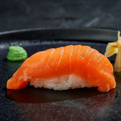 Суши с лососем в Namdin Asian Kitchen & Bar по цене 320 ₽