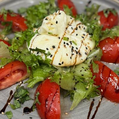 Салат Буррата с томатами в Марани по цене 1050 ₽