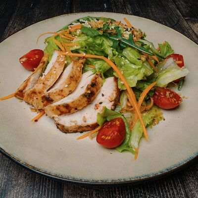 Салат с цыплёнком барбекю в Вкус кафе по цене 594 ₽