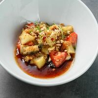 Салат с жареными баклажанами и угрем в Petzold