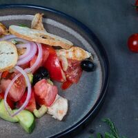Куриная грудка с овощным салатом в DeliMarche