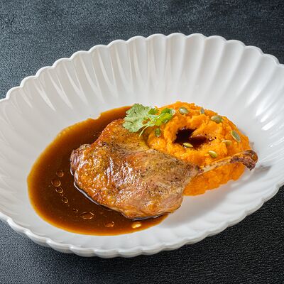 Утиная ножка конфи с картофельным пюре в Florentini City Café по цене 1250 ₽