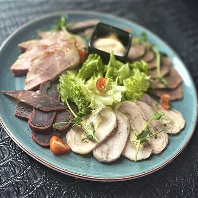 Плато с мясными деликатесами в Oscar по цене 850 ₽