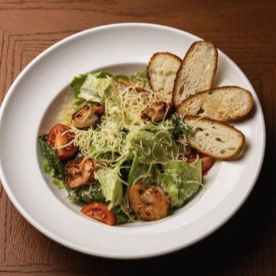 Цезарь с креветками в Тревеллерс кофе по цене 599 ₽