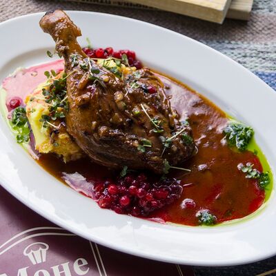 Утиная ножка с брусничным соусом в Моне по цене 1100 ₽
