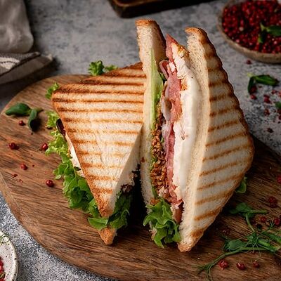 Сэндвич с Курицей и Беконом в Сноб кофе по цене 450 ₽