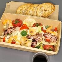 Салат с мини-осьминогами, тигровыми креветками и гребешком в Пирс 23