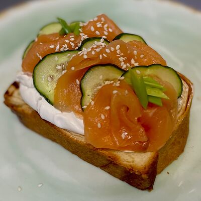 Бриошь с лососем и яйцом пашот в Блэк Мак по цене 495 ₽