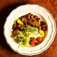 Стейк-салат с рибаем, картофелем и брусникойв Луи