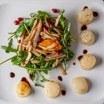 Морские гребешки с яблочным салатом в HEDONIST по цене 45 р.