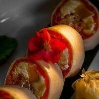 Ролл Сашими с форелью, креветкой и манго в More More