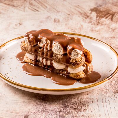 Классический тирамису с шоколадным соусом в Алазани по цене 909 ₽