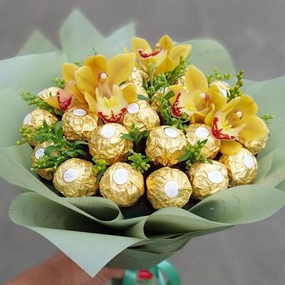 Букет из конфет Ferrero Rosher и орхидей в Buketonline - Съедобные букеты и клубника в шоколаде по цене 5610 ₽