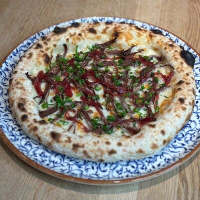 Пицца рваная говядинав DVOR гриль-бистро по цене 780 ₽