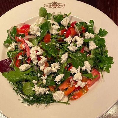 Салат из сербской брынзы и красных овощей в Сохо по цене 490