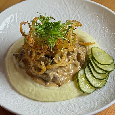 Бефстроганов из мраморной говядины с картофельным пюре в Vladbeef Bar по цене 710 ₽