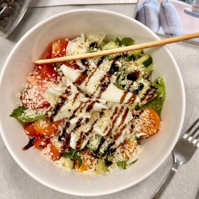 Салат из свежих овощей с маринованным кальмаром в Чикетти по цене 640 ₽