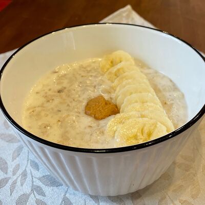 Каша геркулесовая с бананом и арахисовой пастой в Золотая долина по цене 240 ₽