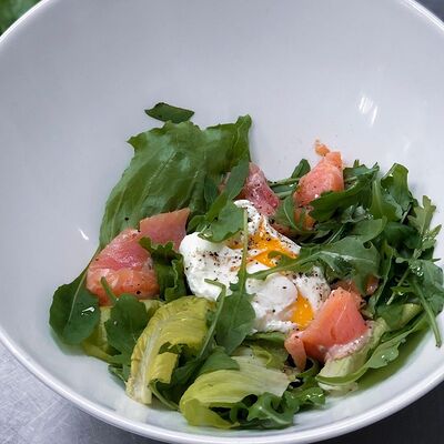 Зеленый салат с яйцом пашот в Баловень С по цене 720 ₽