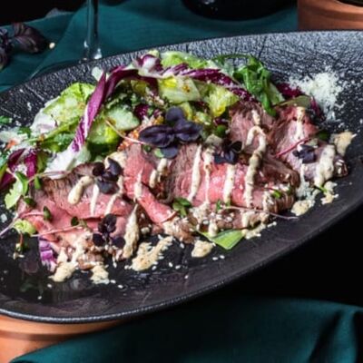 Салат с ростбифом и ореховым соусом в Irish Pub по цене 625 ₽