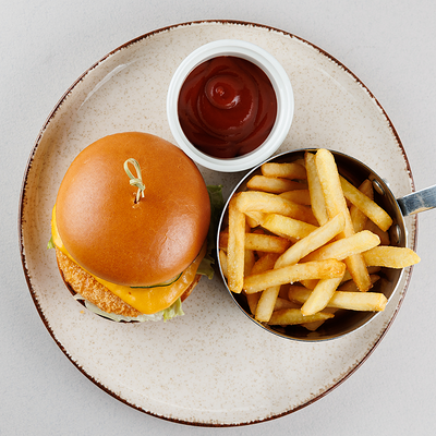 Бургер с куриной котлетой и картофелем в Василек по цене 560 ₽