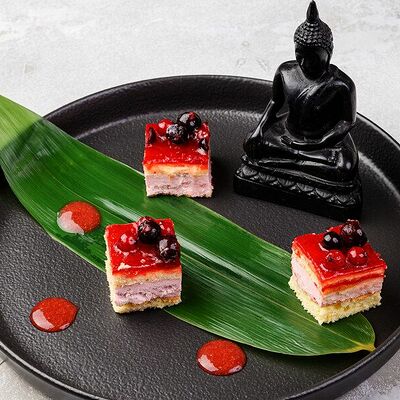 Ягодный бисквит в Sushi & More по цене 280 ₽