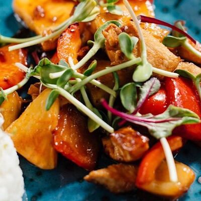 Вегетарианский вок с ананасами, болгарским перцем и красным луком в соусе сладкий Чили с лапшой или рисом на выбор в Mr.Mao по цене 540 ₽