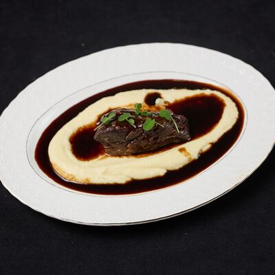 Томленая телятина скартофельным пюре в Duran по цене 1190 ₽