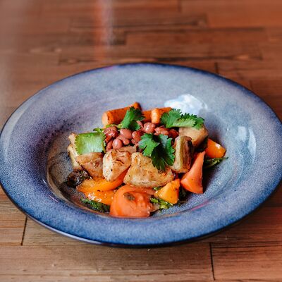 Салат с жареным адыгейским сыром в Булл Вар по цене 831 ₽