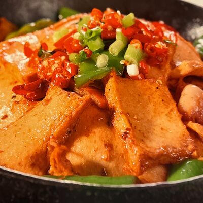 Тофу маринованный с говядиной и овощами в соевом соусев Дон Фан по цене 1019 ₽